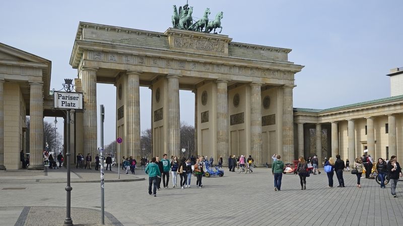 Lidé před Braniborskou bránou v německém Berlíně. Ilustrační foto