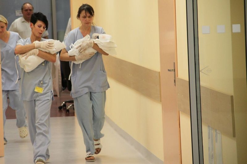 Během prohlídky porodnice se narodila zdravá dvojčátka.