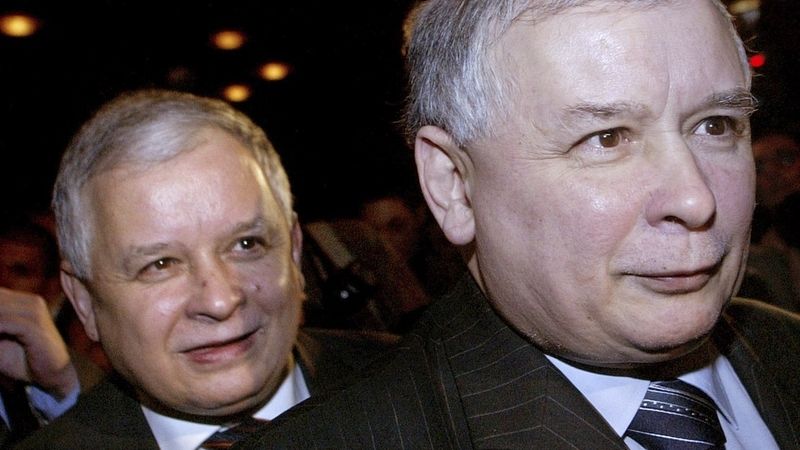 Jaroslaw Kaczyński se svým bratrem Lechem (v pozadí)