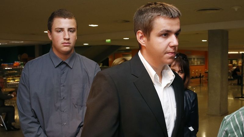 Obžalovaní Štěpán Černín (v popředí) a Tomáš Satora u Obvodního soudu pro Prahu 10
