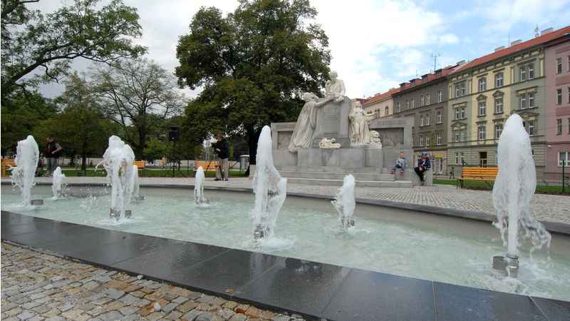 Po dvou letech postupných úprav se veřejnosti otevírá Mikulášské náměstí v Plzni.