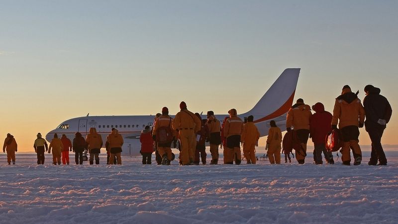 První komerční let na Antarktida