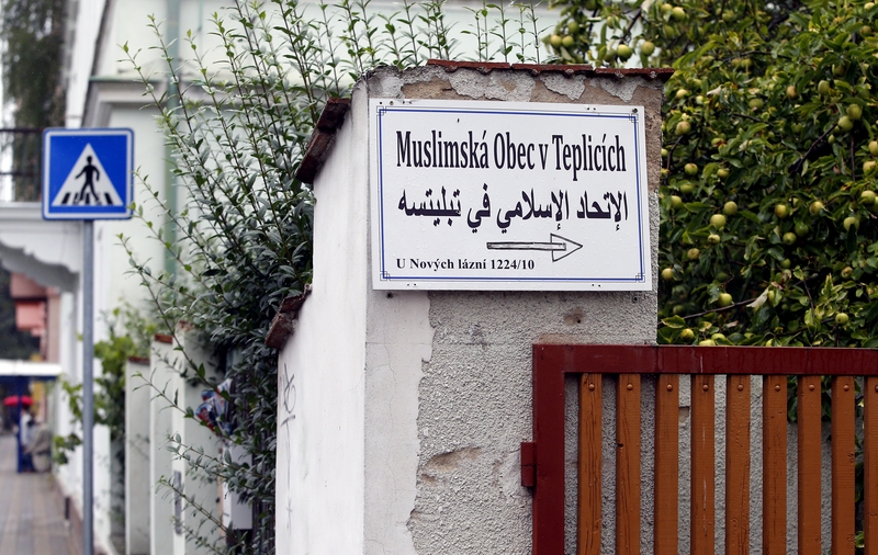 Tepličtí muslimové cílem útoku. Modlitebnu někdo pomaloval hákovými kříži a k prahu pohodil slepici bez hlavy