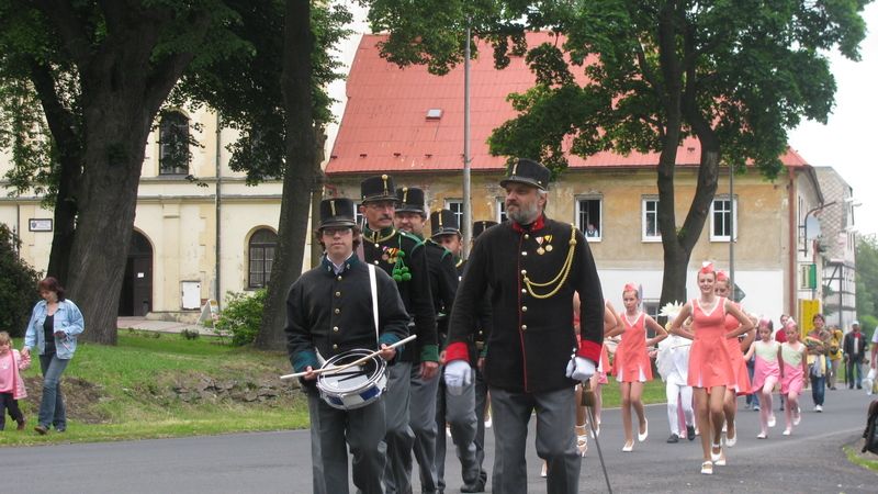 pochod Chomutovských ostrostřelců a mažoretek z Března