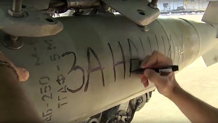 Za naše, píše ruský voják na jednu z pum připravených pro nálet v Sýrii.