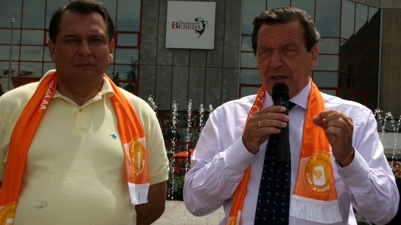 Do Otrokovic na Zlínsku přijel Jiřímu Paroubkovi vypomoci s předvolební kampaní ČSSD i bývalý německý kancléř Gerhard Schröder.