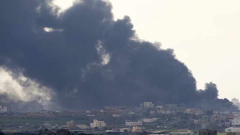 Požár v pásmu Gazy po náletu.
