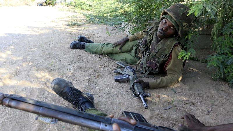 Keňští vojáci se kryjí před střelbou z univerzitního kampusu v Garisse
