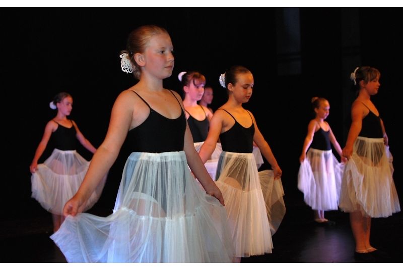 Žáci čtvrtého ročníku se nejprve předvedli v choreografii s názvem Valčík. 
