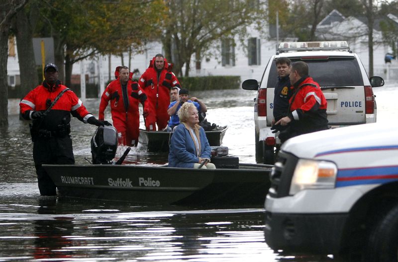V americkém okrese Suffolk zachraňují starší ženu. 