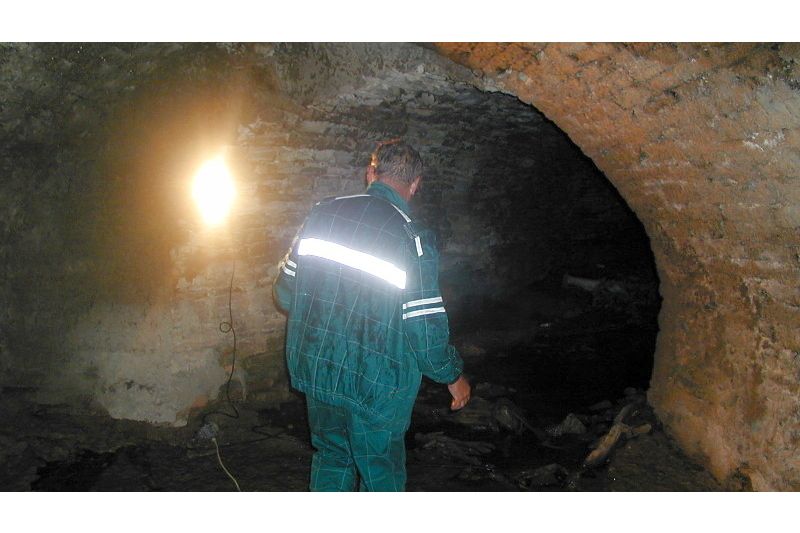 Vrchovinské podzemí přímo pod kruhovým objezdem krátce před jeho dokončením v roce 2004. 