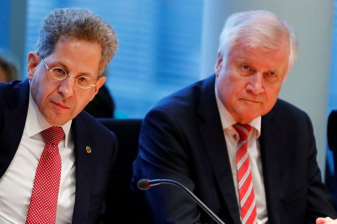 Šéf německé kontrarozvědky Hans-Georg Maassen (vlevo) a ministr vnitra Horst Seehofer před jednáním parlamentní komise.
