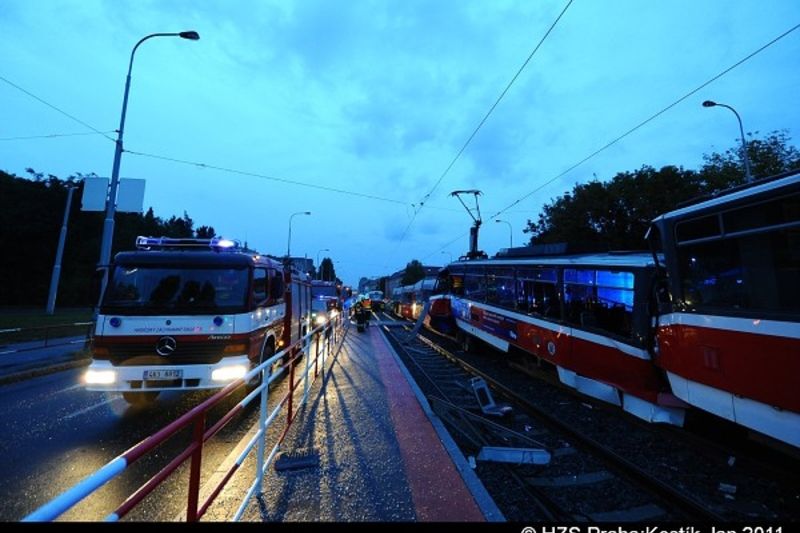 Dopravní nehoda, při níž zemřel řidič tramvaje.