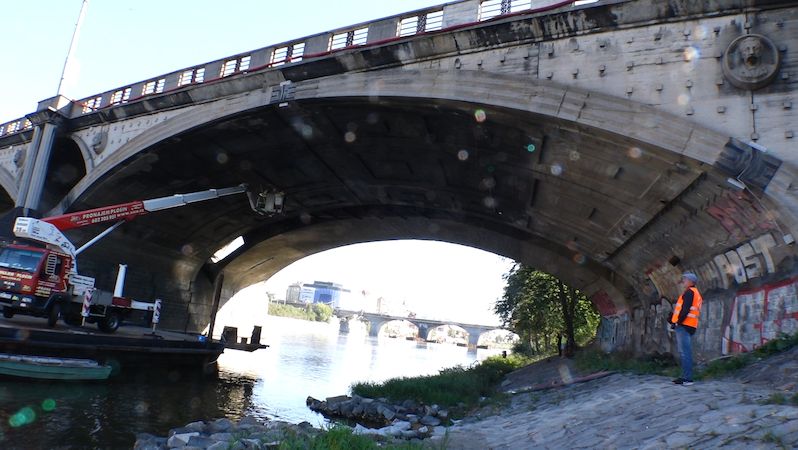 Část Hlávkova mostu u Vltavské musí k zemi