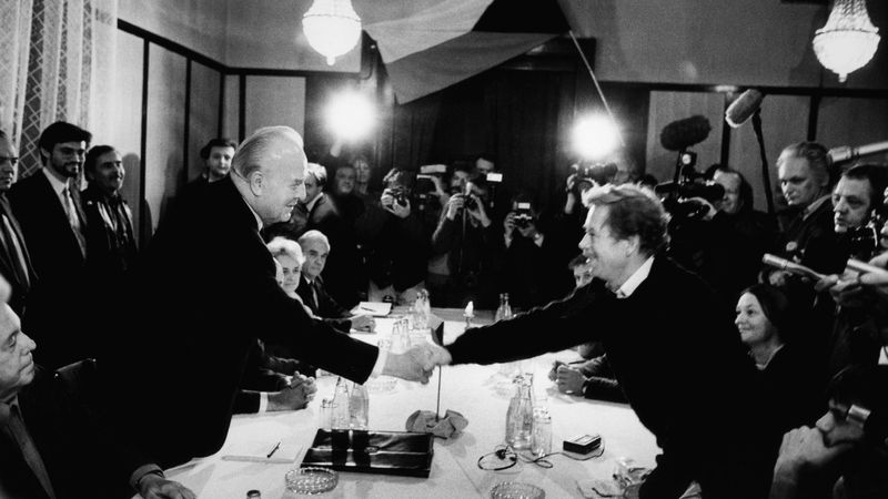 Václav Havel s odcházejícím komunistickým premiérem Ladislavem Adamcem