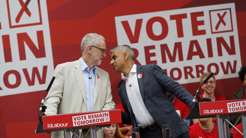 Lídr labouristů Jeremy Corbyn (vlevo) a londýnský starosta Sadiq Khan při kampani za zachování členství