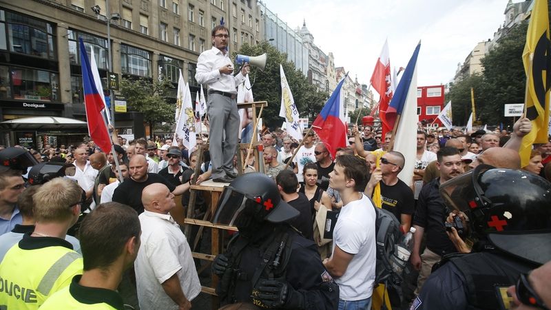 Adam Bartoš promlouvá na demonstraci proti imigrantům a za vystoupení z EU v roce 2015.