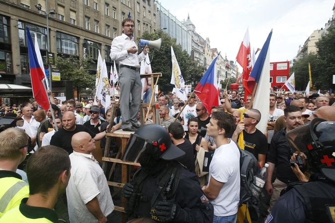 Adam Bartoš promlouvá na demonstraci proti imigrantům a za vystoupení z EU v roce 2015.