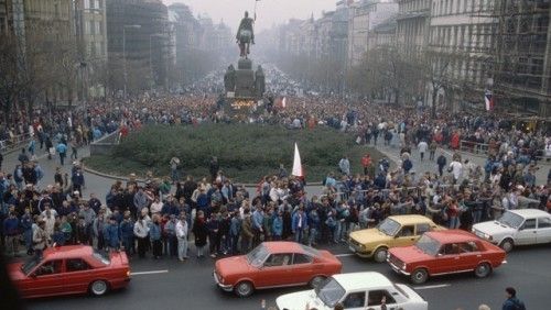 Václavské náměstí se během sametové revoluce stalo hlavním shromaždištěm demonstrantů.