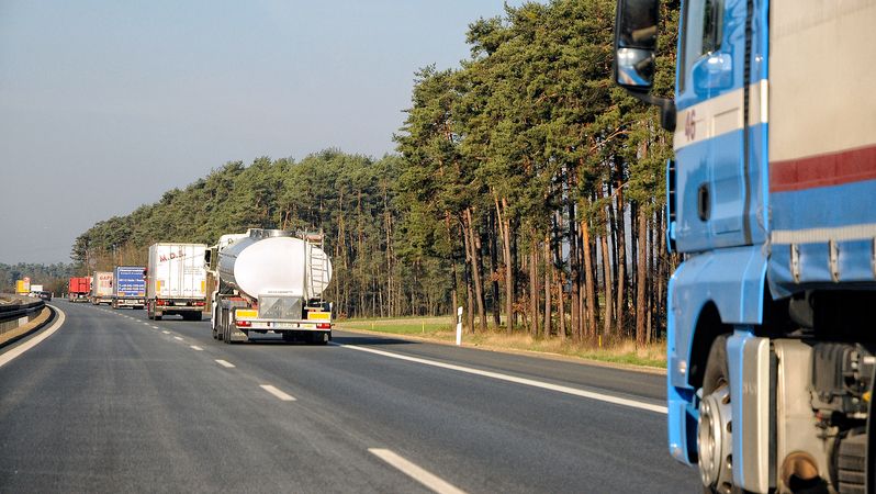 Poslanec chce rozvolnit nedělní zákaz jízdy pro kamiony