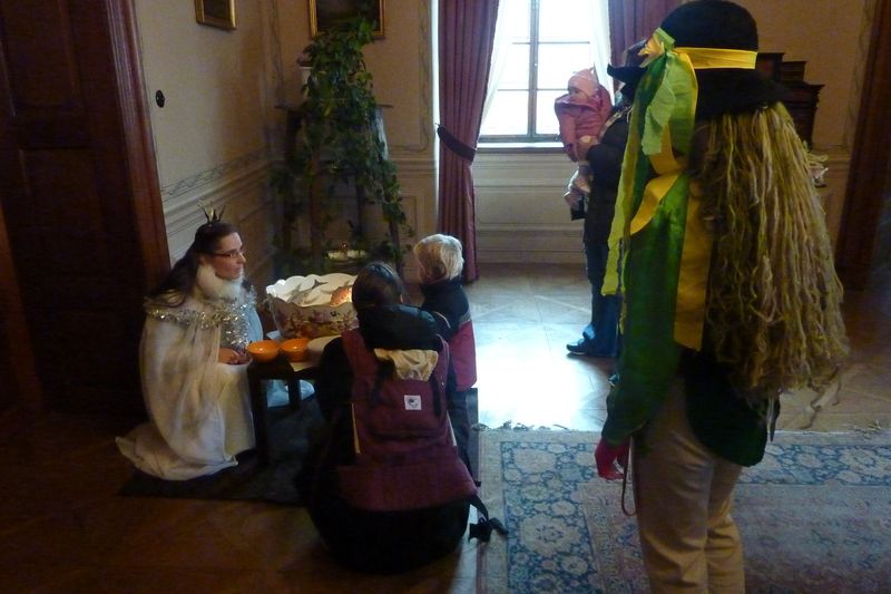 Pouštění lodiček se Zimní královnou a vodníkem Zlebedou v Zimní jídelně mníšeckého zámku.