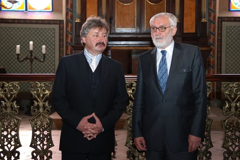 Zleva starosta Hěřmanova Městce Aleš Jiroutek a člen ČOV Dr. František Kolář.