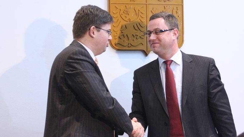 Ministr spravedlnosti Jiří Pospíšil (ODS) (vlevo) uvedl Pavla Zemana do funkce nejvyššího státního zástupce.