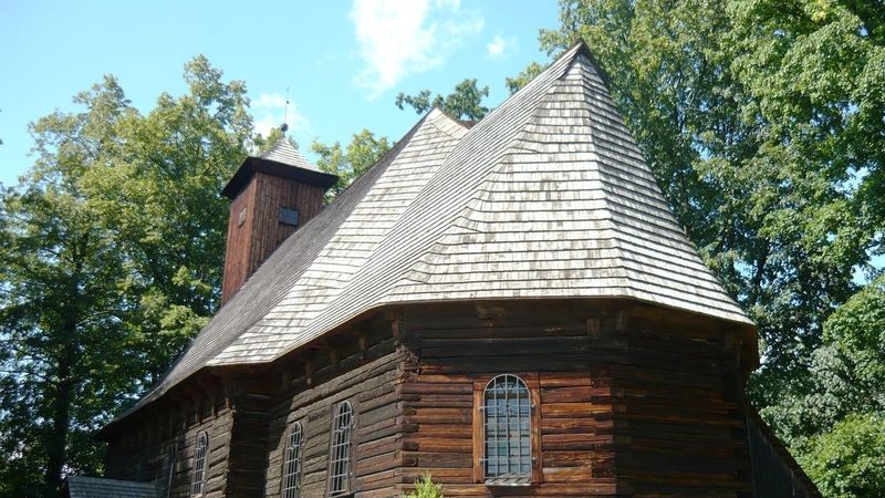 
Renesanční roubený dřevěný kostel sv. Martina v centru obce Žárová byl vybudován v roce 1611