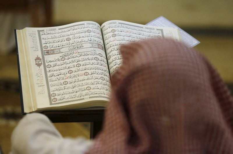 Muslim čte v koránu v saúdskoarabském Rijádu