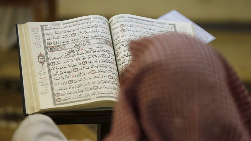 Muslim čte v koránu. Ilustrační snímek 