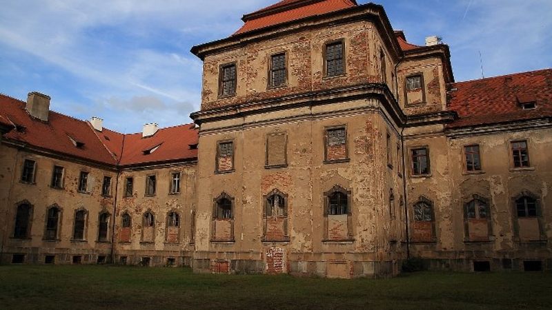 Chotěšovský klášter je jednou z dominant Plzeňského kraje. Jeho stav je bohužel po letech chátrání značně neutěšený.
