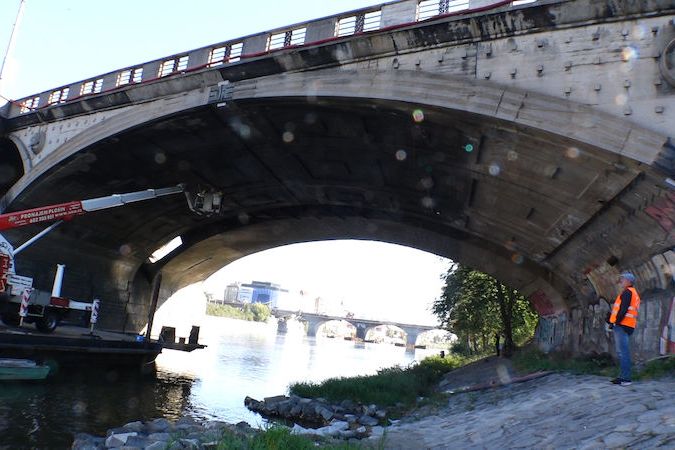 Hlávkův most je ve špatném stavu. Diagnostika i následná rekonstrukce omezí dopravu na magistrále