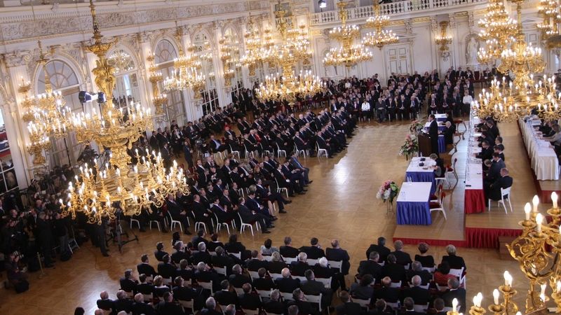 Zákonodárci shromáždění při volbě prezidenta ve Španělském sále Pražského hradu