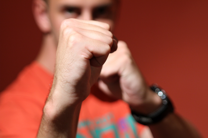 Porvali se v centru Jablonce, létaly pěsti i kameny. Za trest budou uklízet ulice