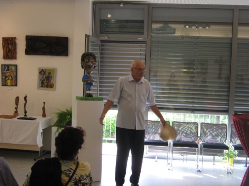 Výtvarník Petr Stančík vystavuje dřevěné plastiky, obrazy a šperky ve Společenském centru v Dobrušce
