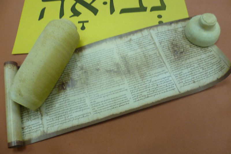 Svitek s hebrejským sdělením - PROROK, který byl objeven v jeskyni v oblasti Kumránu u Mrtvého moře v Izraeli.