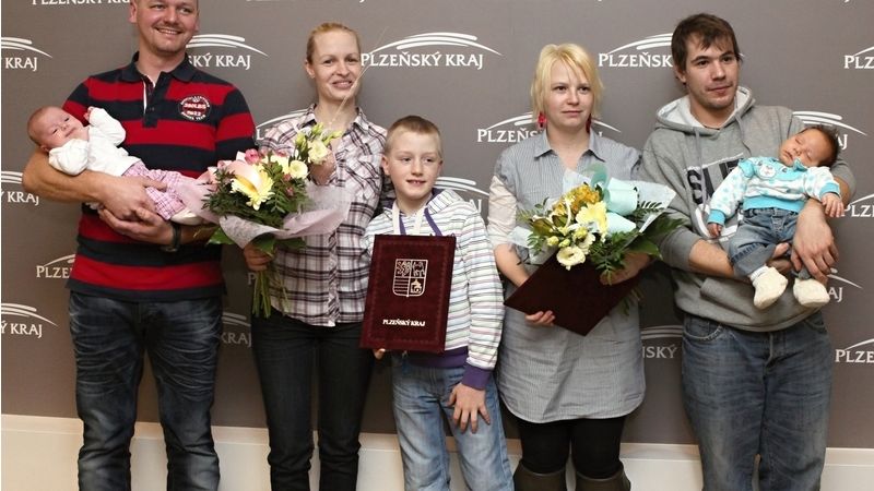 Rodičům dětí hejtman předal pamětní list a peněžní dar ve výši 10 tisíc korun. 