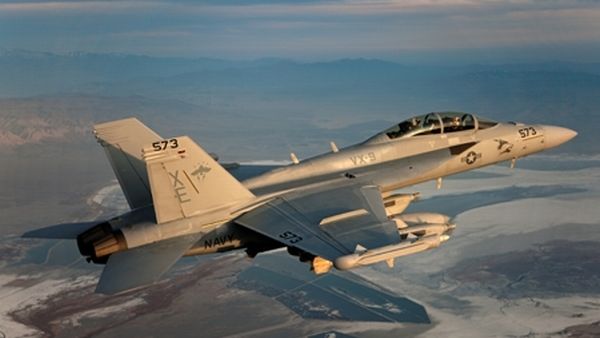 Dva americké piloty pohřešované po pádu letounu našli mrtvé