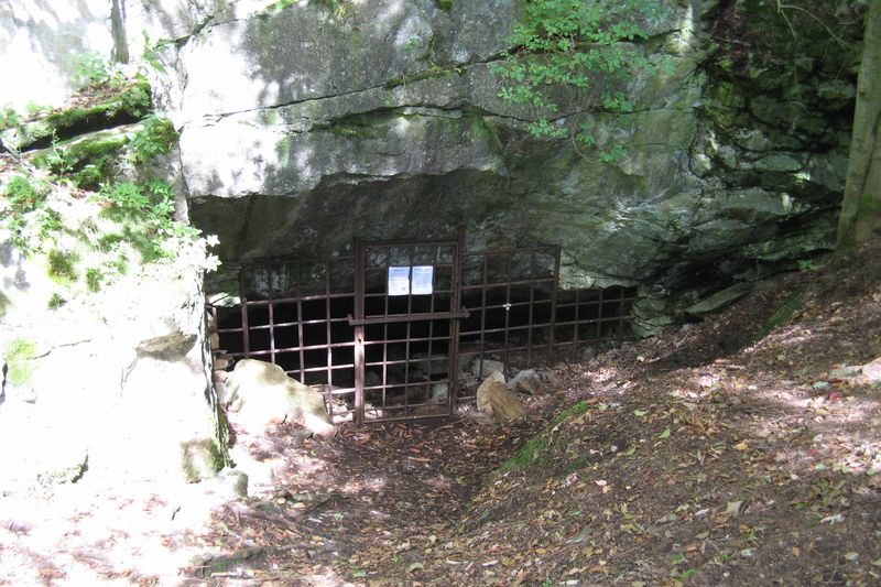 Vstup do strašínské jeskyně