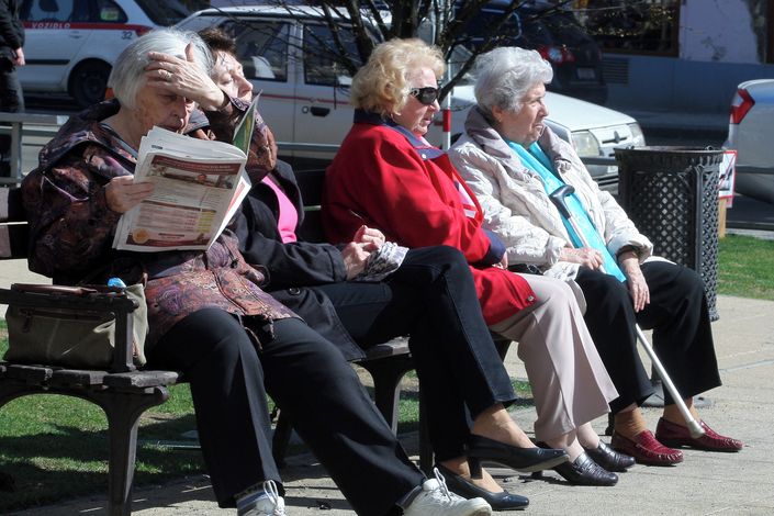 Válka seniorek v brněnské bytovce. Osmdesátnici nakopla o tři roky mladší sousedka