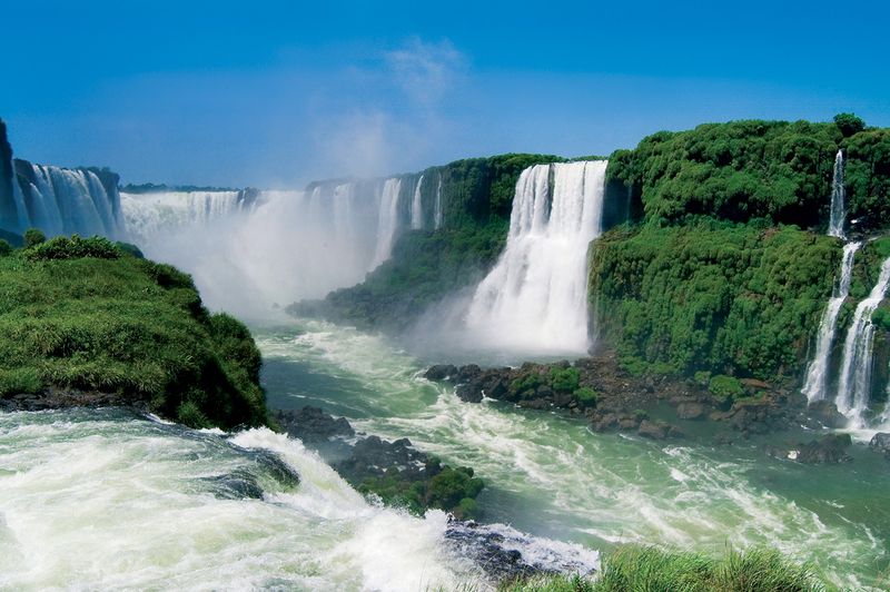 Podle domorodců je vchod do pekla i za vodní stěnou vodopádů Iguazu.
