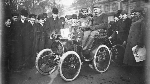Louis Renault řídí jeden ze svých prvních vozů. Fotografie pochází z roku 1899.