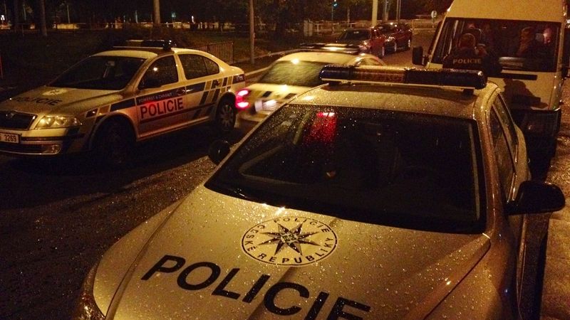 Zdrogovaný mladík v Plzni ujížděl policii na koloběžce