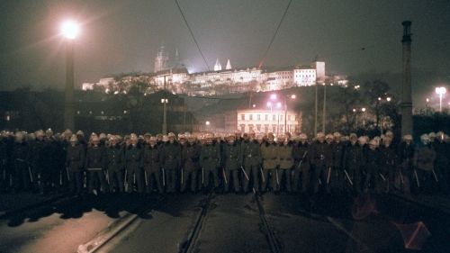 Pořádková policie zahradila demonstrantům během sametové revoluce cestu na Hradčany.