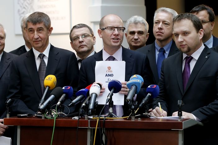 Představitelé vznikající koalice představují koaliční smlouvu. Na snímku Andrej Babiš, Bohuslav Sobotka a Marian Jurečka