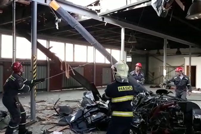 BEZ KOMENTÁŘE: Hasiči vyprošťují vrtulník, který se zřítil do výrobní haly