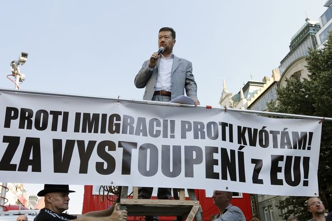 Tomio Okamura na demonstraci proti migrantům na Václavském náměstí v Praze