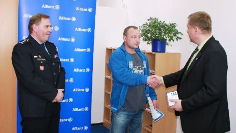 V Břeclavi cenu Jaroslavu Jankovičovi předali vedoucí územního odboru PČR František Klimus a regionální ředitel  Allianz pojišťovny  Martin Janík.