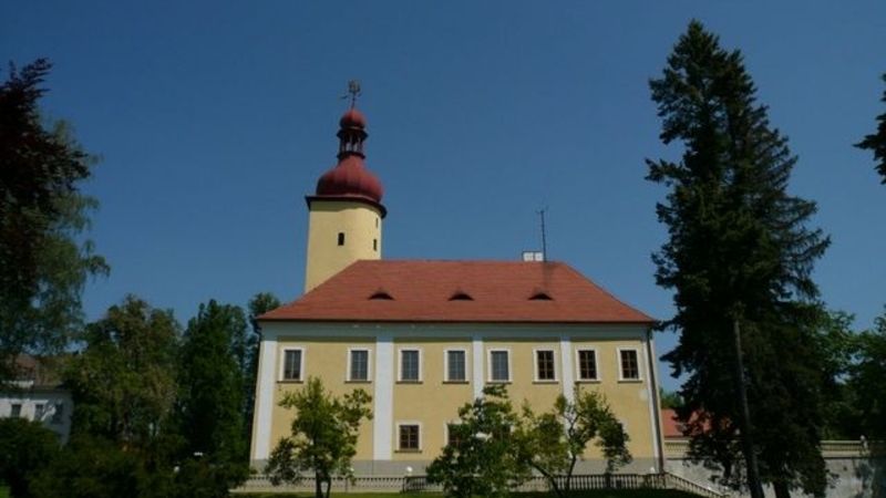 Zámek ve Stráži nad Nežárkou, kde žila řadu let proslulá operní pěvkyně Ema Destinová.