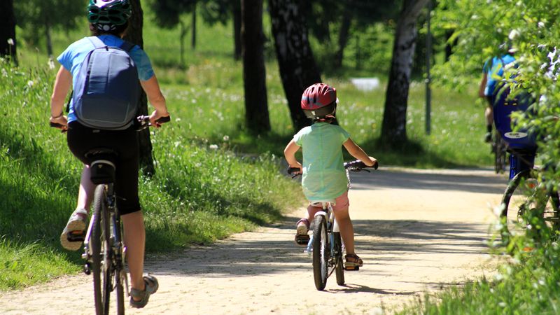 Klimatičtí extremisté v Brémách vyměnili lepidlo za barvy. Vyznačují nelegální cyklostezky